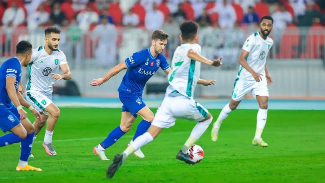 مباراة الأهلي والهلال في الدوري السعودي: صدام كبير في الكلاسيكو